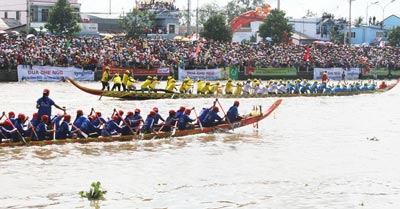 Các đội đua ghe ngo nữ bứt phá về đích.